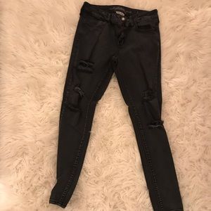 Women’s American Eagle jeans.